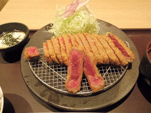 東京都渋谷区道玄坂１丁目にある「牛カツ専門店 京都勝牛 渋谷道玄坂店」牛ロースカツ京玉膳の牛ロースカツ
