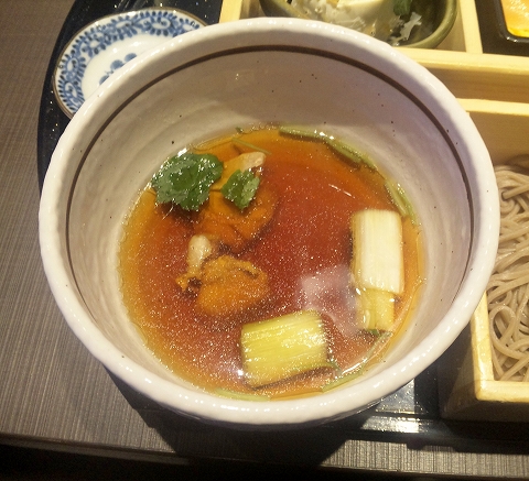 埼玉県所沢市北中１丁目にある和食、しゃぶしゃぶのお店「ゆず庵　所沢店」秋のゆず庵松花堂ランチの鴨南蛮つけそばのつけ汁