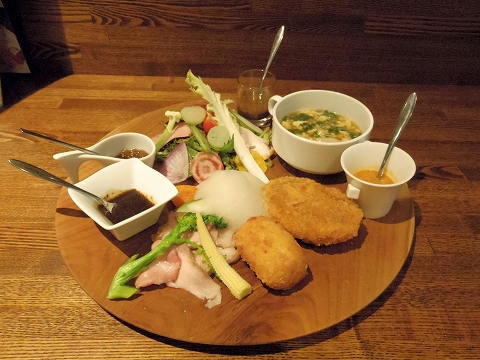 埼玉県越谷市千間台東１丁目にある鉄板ビストロのお店「la planche  ラ・プランシュ」カニクリームコロッケとイベリコ豚のメンチカツプレート