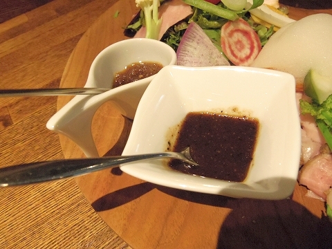 埼玉県越谷市千間台東１丁目にある鉄板ビストロのお店「la planche  ラ・プランシュ」カニクリームコロッケとイベリコ豚のメンチカツプレートのソース