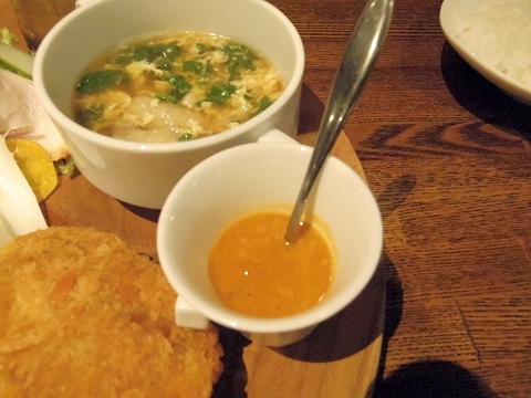 埼玉県越谷市千間台東１丁目にある鉄板ビストロのお店「la planche  ラ・プランシュ」カニクリームコロッケとイベリコ豚のメンチカツプレートのスープ