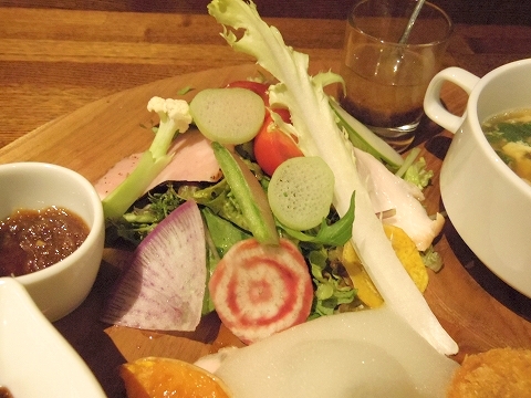 埼玉県越谷市千間台東１丁目にある鉄板ビストロのお店「la planche  ラ・プランシュ」カニクリームコロッケとイベリコ豚のメンチカツプレートのサラダ