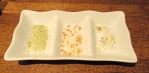 埼玉県越谷市千間台東１丁目にある鉄板ビストロのお店「la planche  ラ・プランシュ」富士幻豚ヒレとんかつに使う塩3種類