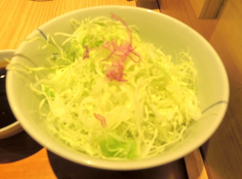 神奈川県川崎市川崎区駅前本町にある「とんかつ和幸　川崎アゼリア本店」特ロースかつ御飯のキャベツ