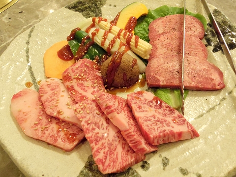 神奈川県川崎市川崎区小川町にある焼肉店「炭火焼肉 食道園」スペシャルランチの上タン塩、上カルビ、特選ロース、野菜焼き 神奈川県川崎市川崎区小川町にある焼肉店「炭火焼肉 食道園」スペシャルランチの上タン塩、上カルビ、特選ロース、野菜焼き