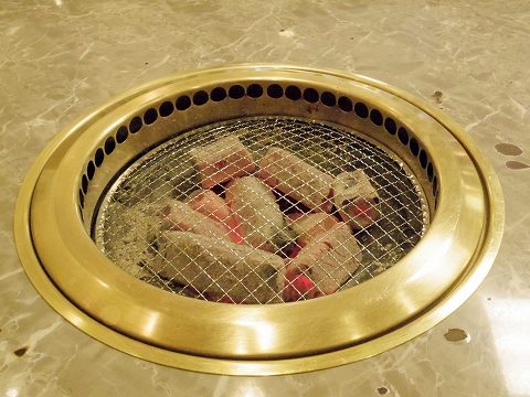 神奈川県川崎市川崎区小川町にある焼肉店「炭火焼肉 食道園」店内 神奈川県川崎市川崎区小川町にある焼肉店「炭火焼肉 食道園」店内