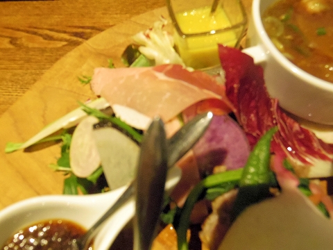 埼玉県越谷市千間台東１丁目にある鉄板ビストロのお店「la planche  ラ・プランシュ」欲張り肉プレートのサラダ