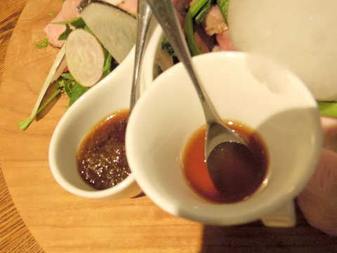 埼玉県越谷市千間台東１丁目にある鉄板ビストロのお店「la planche  ラ・プランシュ」欲張り肉プレートのソース