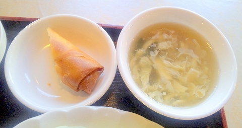 埼玉県所沢市小手指南２丁目にある「中華料理　佳源　KAEN」鶏の唐揚げセットのスープと春巻き