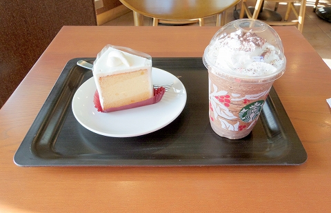 千葉県木更津市ほたる野にあるカフェ「スターバックスコーヒー 木更津店」グランデサイズのダークモカチップフラペチーノとプレーンシフォンケーキ 千葉県木更津市ほたる野にあるカフェ「スターバックスコーヒー 木更津店」グランデサイズのダークモカチップフラペチーノとプレーンシフォンケーキ