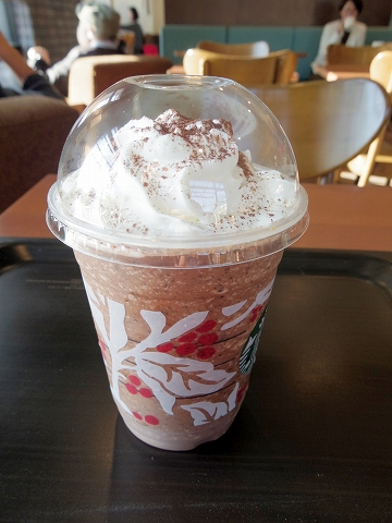 千葉県木更津市ほたる野にあるカフェ「スターバックスコーヒー 木更津店」スターバックスコーヒー グランデサイズのダークモカチップフラペチーノ 千葉県木更津市ほたる野にあるカフェ「スターバックスコーヒー 木更津店」スターバックスコーヒー グランデサイズのダークモカチップフラペチーノ