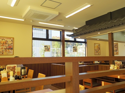 埼玉県所沢市北野新町１丁目にあるからあげ専門店「からやま　所沢北野店」店内