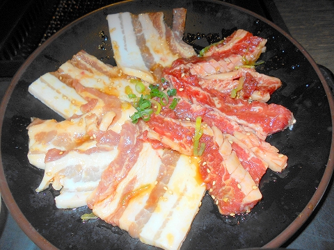 埼玉県さいたま市岩槻区城南２丁目にある焼肉店「炭火焼肉　七輪房　岩槻城南店」特盛り200ランチの中落ちカルビと豚カルビ