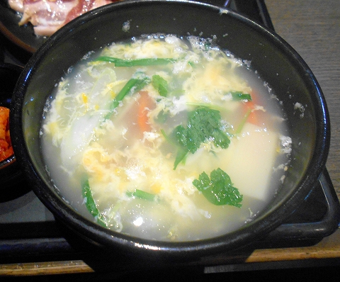 埼玉県さいたま市岩槻区城南２丁目にある焼肉店「炭火焼肉　七輪房　岩槻城南店」特盛り200ランチの玉子スープ