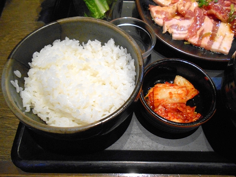 埼玉県さいたま市岩槻区城南２丁目にある焼肉店「炭火焼肉　七輪房　岩槻城南店」特盛り200ランチのライスとキムチ