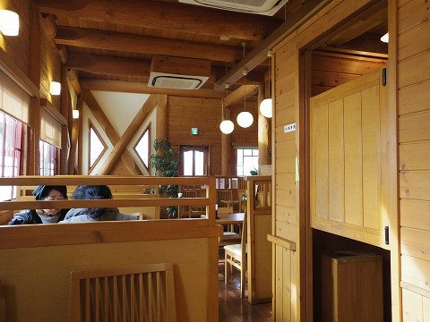 埼玉県春日部市藤塚にあるカフェ「琥珀」店内