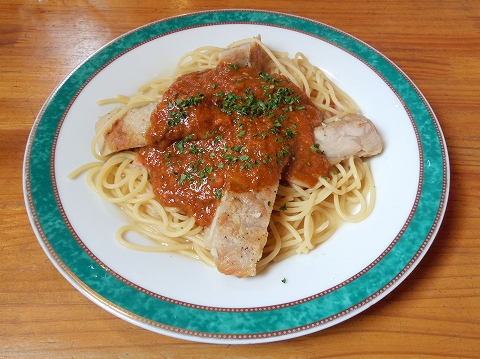 埼玉県春日部市藤塚にあるカフェ「琥珀」ジューシーチキンのミートソースかけ