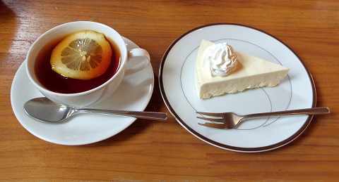 埼玉県春日部市藤塚にあるカフェ「琥珀」ホットレモンティーとチーズケーキ