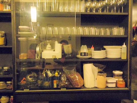 埼玉県越谷市千間台西５丁目にあるカレー専門店「スパイスカレー モクロミ　spice curry mokuromi」店内