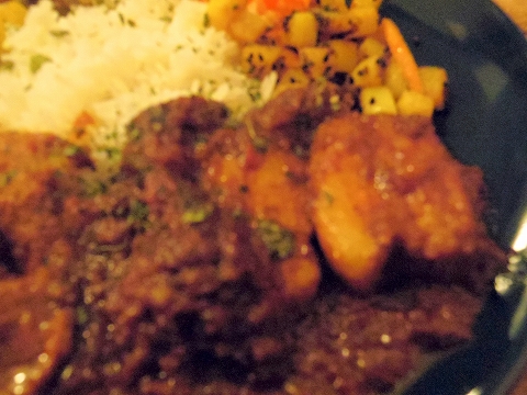 埼玉県越谷市千間台西５丁目にあるカレー専門店「スパイスカレー モクロミ　spice curry mokuromi」ポークビンダルのカレー