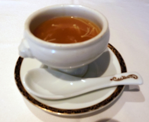 東京都新宿区新宿３丁目にある中華料理店「銀座アスター　新宿賓館」ふかひれときのこのスープ