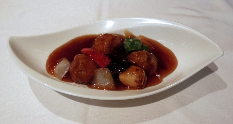 東京都新宿区新宿３丁目にある中華料理店「銀座アスター　新宿賓館」黒酢の酢豚