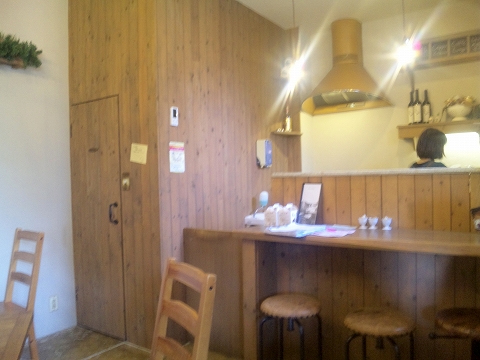 埼玉県所沢市宮本町２丁目にあるカフェ「うずら屋」店内