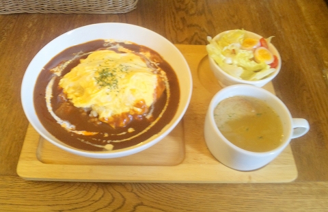 埼玉県所沢市宮本町２丁目にあるカフェ「うずら屋」フランスうずらの贅沢オムライスとスープとサラダ