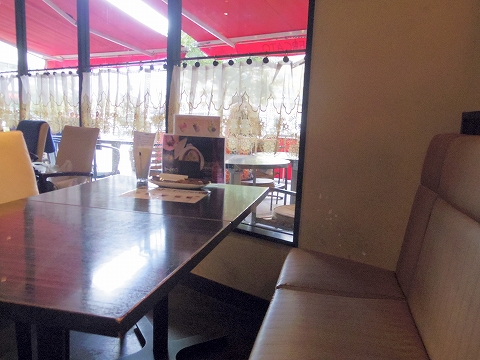 石川県金沢市青草町にあるイタリアン「カフェアルコ　メルカート　CAFFE ARCO MERCATO」店内