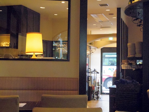 石川県金沢市青草町にあるイタリアン「カフェアルコ　メルカート　CAFFE ARCO MERCATO」店内