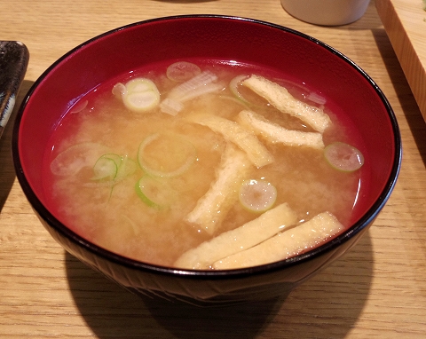 埼玉県さいたま市北区吉野町２丁目にある寿司店「いさば寿司」味噌汁