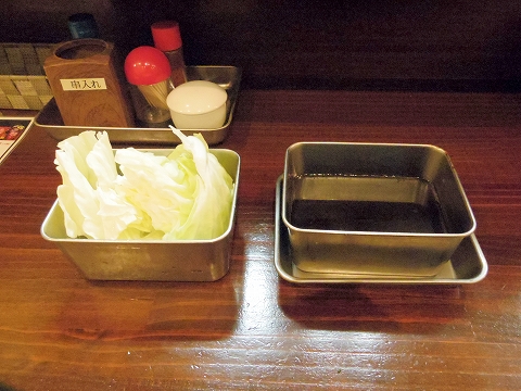 東京都新宿区上落合２丁目にある「串揚げ　あげあげ　中井店」キャベツと2度漬け禁止のソース