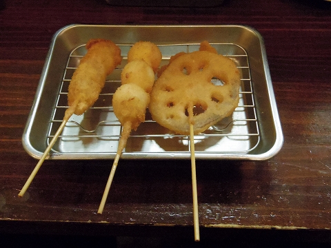 東京都新宿区上落合２丁目にある「串揚げ　あげあげ　中井店」串揚げ（牛、うずら卵、れんこん）