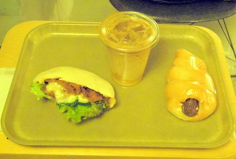 東京都練馬区田柄５丁目にあるパンのお店「ベーカリーオールドキッチンオーガニック　Bakery Old Kichen Organic 　光が丘店」アイスカフェオレとチョココロネとチキンサンド