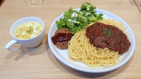 東京都練馬区春日町６丁目にあるカフェ「ミヤマ珈琲　練馬春日町店」ミート＆ハンバーグプレートと北海道コーンスープ