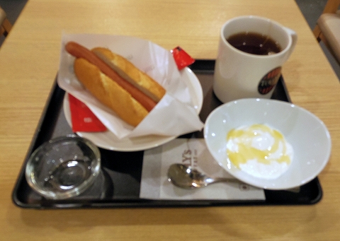 茨城県土浦市有明町にあるカフェ「TULLY'S COFFEE  PLAY atre 土浦店　タリーズコーヒー プレイアトレ土浦店」プレイアトレ土浦店　ポールパークドッグオリジナルとヨーグルトとホットティーのセット