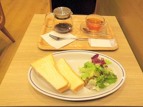 神奈川県川崎市川崎区砂子２丁目にあるカフェ「EXCELSIOR CAFFE　エクセルシオール カフェ バリスタ ホテルサンルート川崎店」ホットダージリンティーとハムチーズサンドプレート