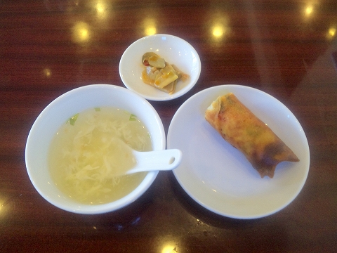 埼玉県所沢市北所沢にある中華料理店「上海料理　寒舎」ランチに付くスープ、点心（春巻）、漬物