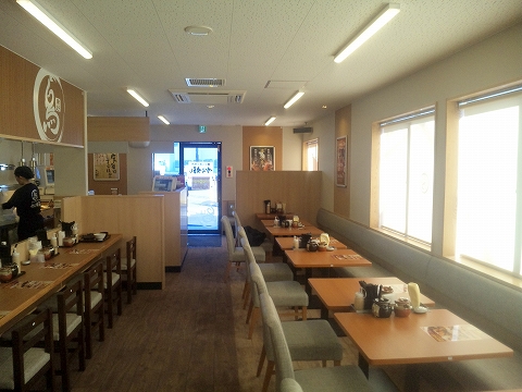 埼玉県越谷市大字南荻島左敷田にあるから揚げ専門店「から好し　越谷南荻島店」店内