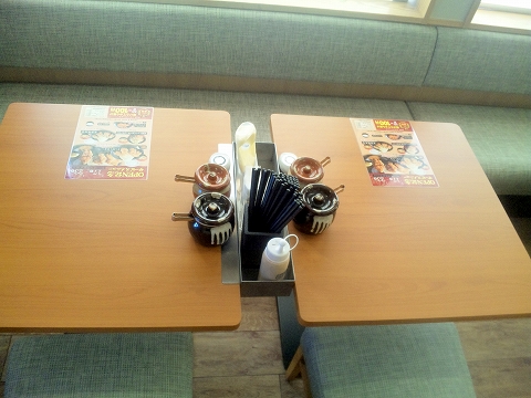 埼玉県越谷市大字南荻島左敷田にあるから揚げ専門店「から好し　越谷南荻島店」店内