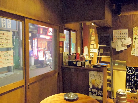 東京都板橋区成増２丁目にある居酒屋「成増ダイナマイト酒場グレート」店内
