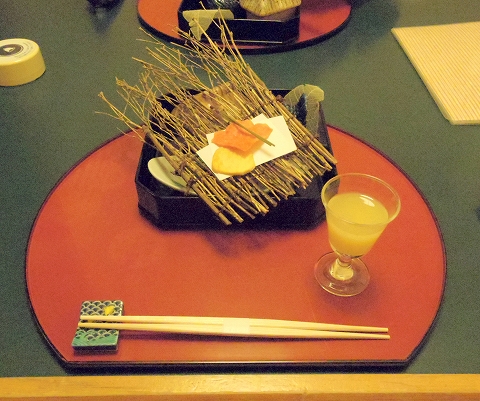 石川県金沢市末町の犀川温泉にある料理温泉旅館「滝亭」食前酒と慈姑と海老の煎餅 石川県金沢市末町の犀川温泉にある料理温泉旅館「滝亭」食前酒と慈姑と海老の煎餅