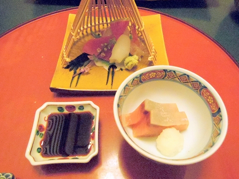 石川県金沢市末町の犀川温泉にある料理温泉旅館「滝亭」 石川県金沢市末町の犀川温泉にある料理温泉旅館「滝亭」壱の皿~雪輪大根盛り~活〆の白身 鮪 あおり烏賊 甘海老 あしらい一式 弐の皿 能登鰤 大根おろし