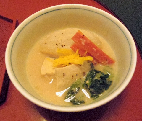 石川県金沢市末町の犀川温泉にある料理温泉旅館「滝亭」蓋物 鰤吟醸煮 源助大根 金時人参 金沢春菊 針柚子 黒七味 石川県金沢市末町の犀川温泉にある料理温泉旅館「滝亭」蓋物 鰤吟醸煮 源助大根 金時人参 金沢春菊 針柚子 黒七味