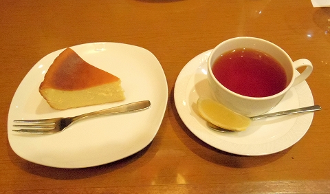 東京都新宿区中落合１丁目にある喫茶店「COFFEE SHOP yakata　館」チーズケーキセット