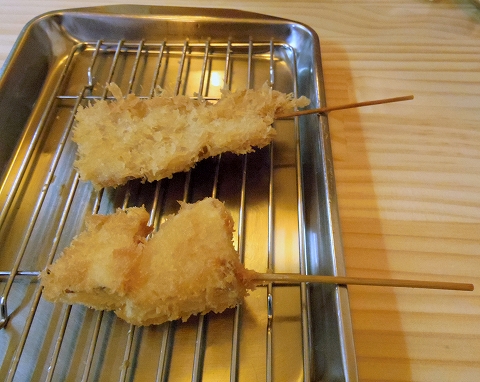 東京都新宿区中落合１丁目にある串揚げ、串かつのお店「串かつ源」じゃがいも、玉ねぎ