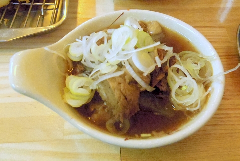 東京都新宿区中落合１丁目にある串揚げ、串かつのお店「串かつ源」牛すじ煮込み