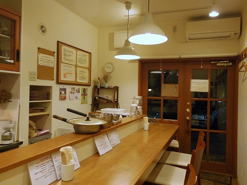 神奈川県川崎市中原区木月２丁目にある自然食のお店「木月キッチン」店内