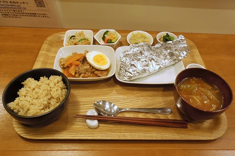 神奈川県川崎市中原区木月２丁目にある自然食のお店「木月キッチン」トロトロ玉ねぎと豚肉のカレー風煮込みとタラのホイル包み焼