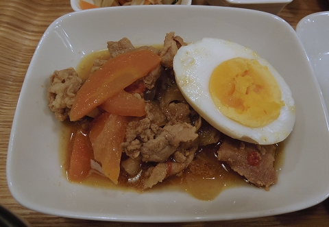 神奈川県川崎市中原区木月２丁目にある自然食のお店「木月キッチン」トロトロ玉ねぎと豚肉のカレー風煮込み